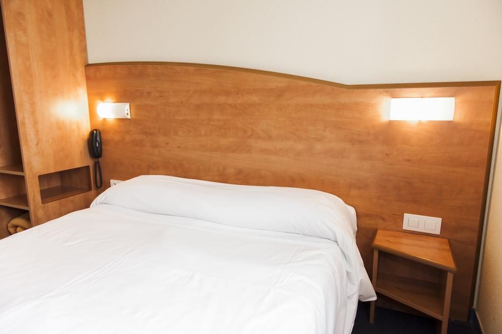 Armony Hotel Bourg-Achard Exterior foto
